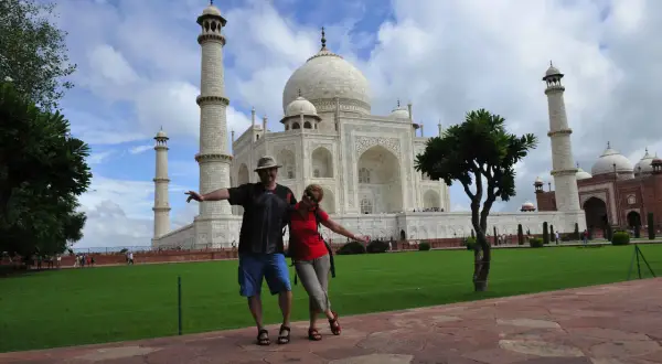 Para zwiedza Taj Mahal w Indiach, pozując na tle majestatycznego mauzoleum.
