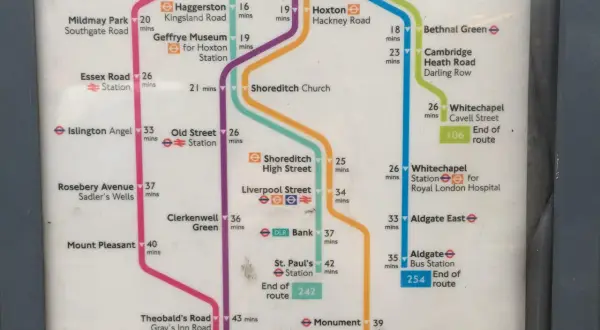 Mapa pokazuje strefy w Londynie z zaznaczonymi stacjami i czasami podróży.