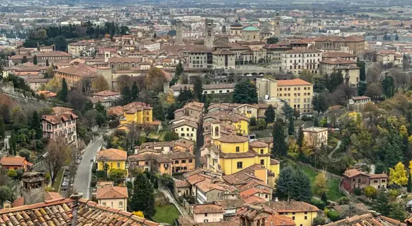 Widok na wzgórza i dachy Bergamo. Warto zobaczyć to miasto, pełne urokliwych uliczek i zabytkowych budynków.