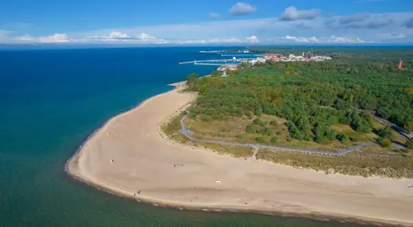 Piękna plaża i las na Helu. Warto zobaczyć to malownicze wybrzeże Bałtyku z urokliwym miasteczkiem w tle.