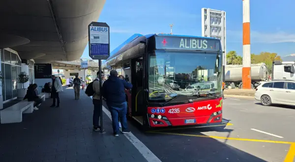 Autobus Alibus na lotnisku w Katanii, gotowy do odjazdu do centrum miasta.