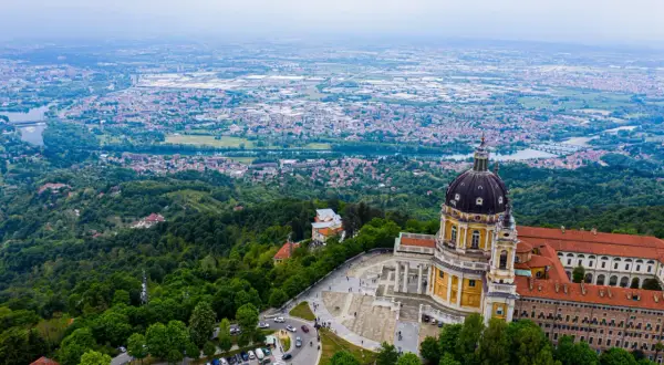 Bazylika Superga góruje nad Turynem. Warto zobaczyć to wspaniałe miejsce, skąd rozpościera się panorama miasta i Alp.