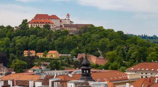 Widok na zamek Špilberk i dachy Brna. Idealne miejsce, by zobaczyć, co w Brnie warto zobaczyć.