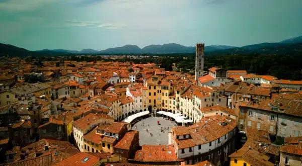 Widok na Piazza dell'Anfiteatro w Lukce. To idealne miejsce, by poczuć atmosferę miasta i zobaczyć, co warto zobaczyć.