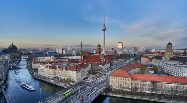 Widok na Berlin z Fernsehturm i Katedrą Berlińską. Mnóstwo miejsc, które warto zobaczyć w Berlinie, w tym rzeka Szprewa z łodziami.