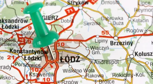 Zielona pinezka na mapie wskazuje Łódź. W promieniu 200 km od Łodzi kryją się ciekawe miejsca, jak Brzeziny czy Koluszki.