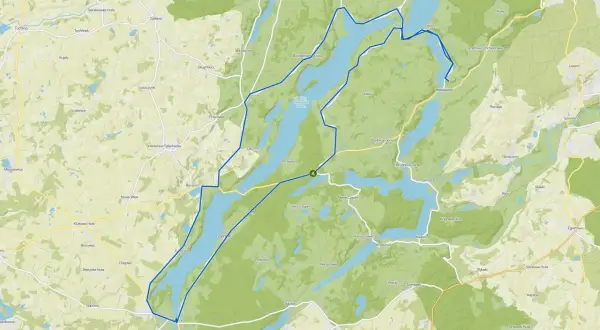 Trasa rowerowa przez malownicze Kaszuby, ukazująca jeziora i wsie. Odkryj kaszubskie atrakcje turystyczne na mapie.