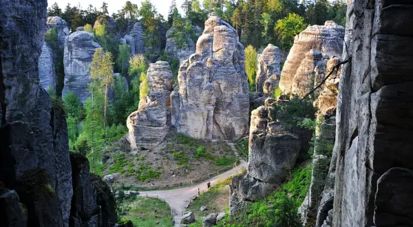 Skalny labirynt w Adršpach, jedne z najpiękniejszych miejsc w Czechach. Ścieżki wiją się między imponującymi formacjami skalnymi, otoczonymi zielenią.