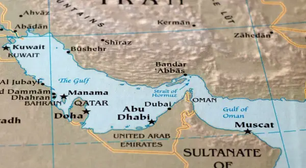 Mapa pokazuje Zatok Perski, Kuwejt, Katar, Zjednoczone Emiraty Arabskie i Oman. Widać też fragment Iranu, co pomaga zrozumieć, gdzie leży Iran.