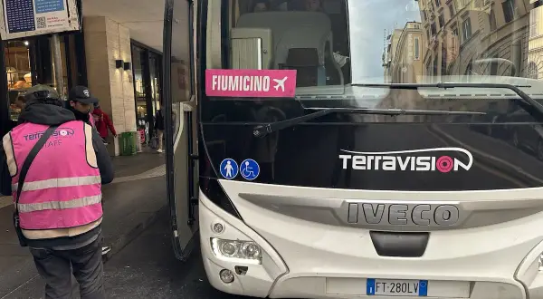 Autobus Terravision z Fiumicino do centrum Rzymu. Jak dojechać? Sprawdź rozkład jazdy na tablicy.