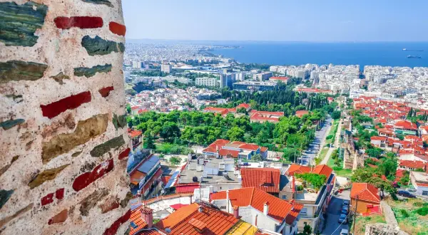 Widok na Saloniki z murów twierdzy. Miasto z czerwonymi dachami i morzem w tle. Saloniki czy warto odwiedzić? Zdecydowanie tak!