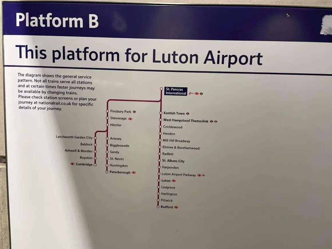 Tablica "Platform B" informuje, że ten peron jest dla pociągów do Luton Airport. Mapa pokazuje trasę z Londynu do Luton.