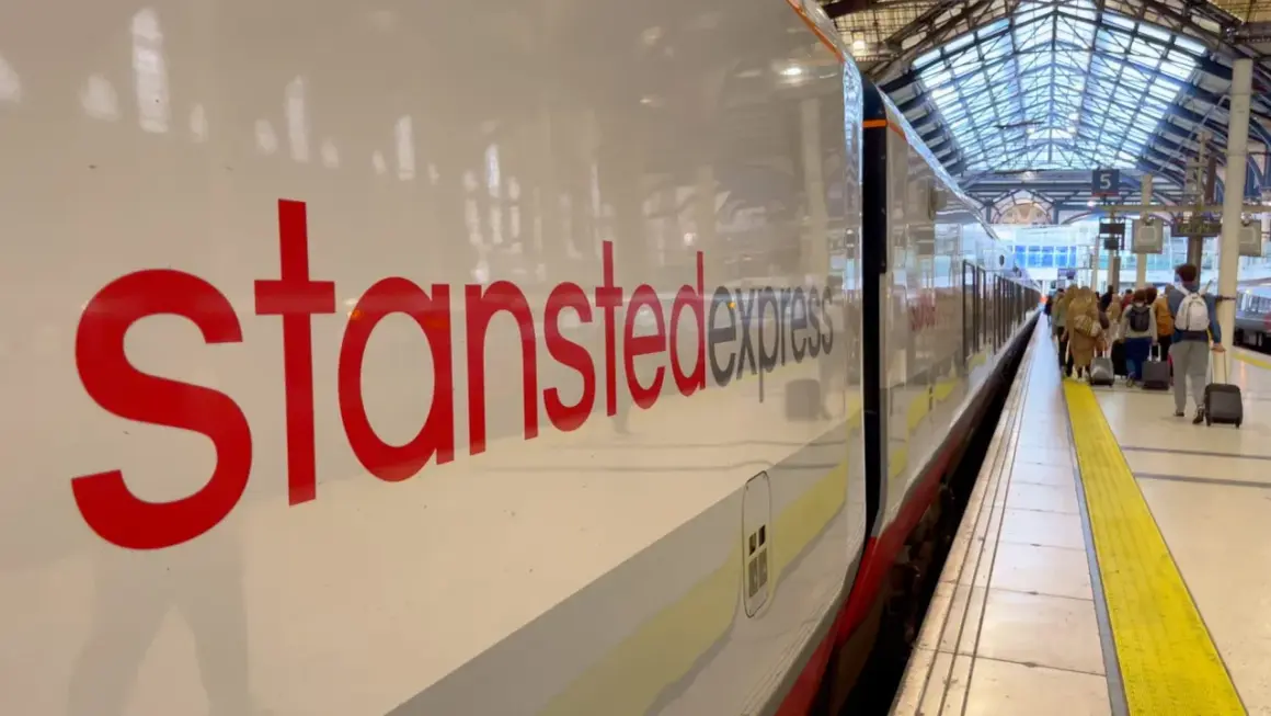 Stansted Express to Londyn – najtańszy sposób na podróż z lotniska. Pociąg czeka na pasażerów z bagażami.