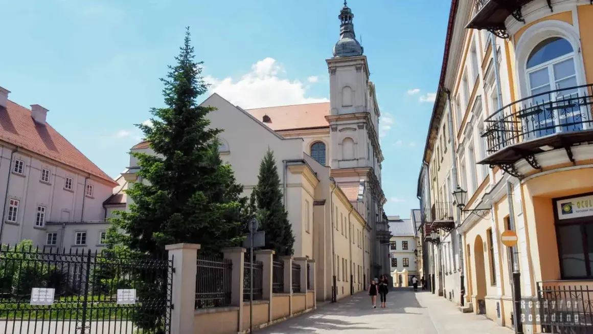 Spacer po uliczkach Piotrkowa Trybunalskiego, gdzie zabytkowe kamienice i kościół tworzą niepowtarzalny klimat. Odkryj piotrków trybunalski atrakcje!