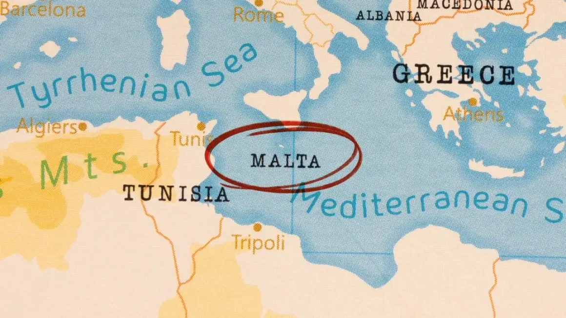 Mapa pokazuje, gdzie leży Malta, wyspa na Morzu Śródziemnym, między Tunezją a Grecją.