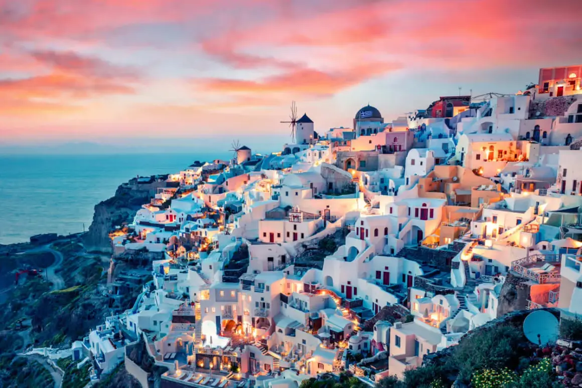 Santorini, z białymi domkami i niebieskimi kopułami, zachwyca o zachodzie słońca. Czy to najładniejsza wyspa grecka?