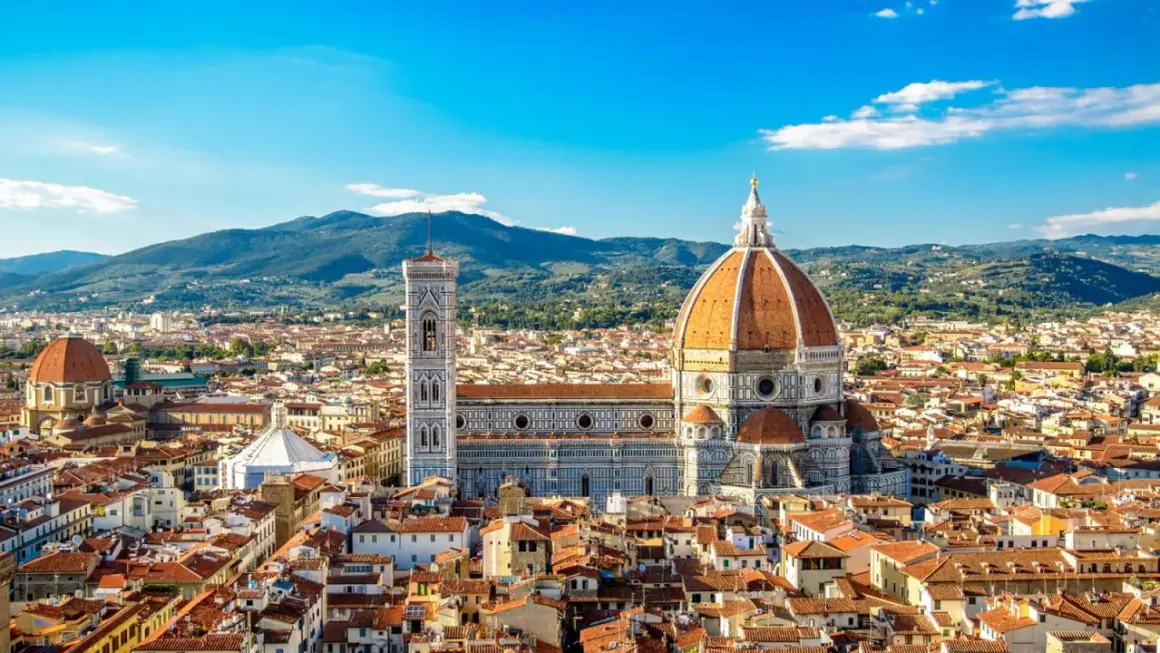 Widok na katedrę Santa Maria del Fiore we Florencji, jeden z najpiękniejszych miast Europy, z charakterystyczną kopułą i dzwonnicą Giotta.