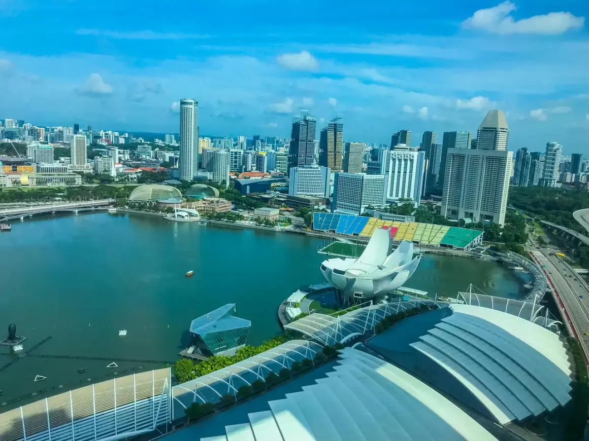 Widok na Marina Bay w Singapurze z futurystyczną architekturą i wodą.