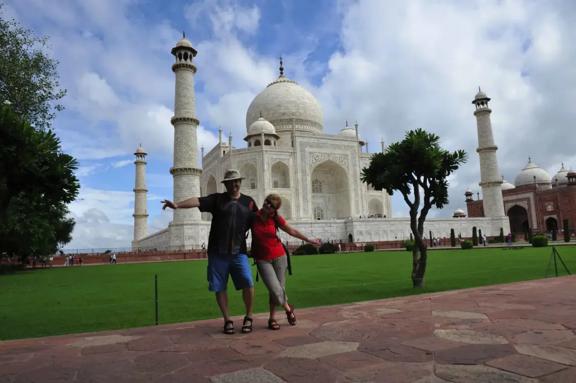 Para zwiedza Taj Mahal w Indiach, pozując na tle majestatycznego mauzoleum.