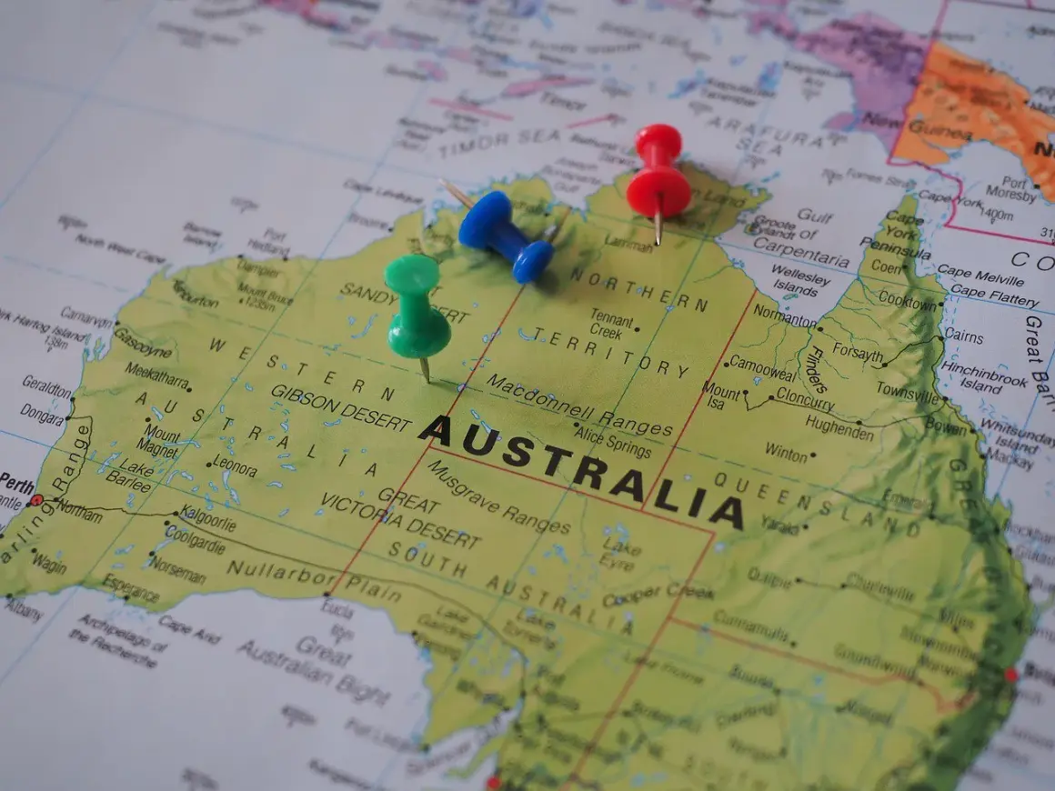 Ciekawostki o Australii: trzy pinezki zaznaczyły na mapie pustynie i pustkowia, sugerując podróż przez ten fascynujący kontynent.
