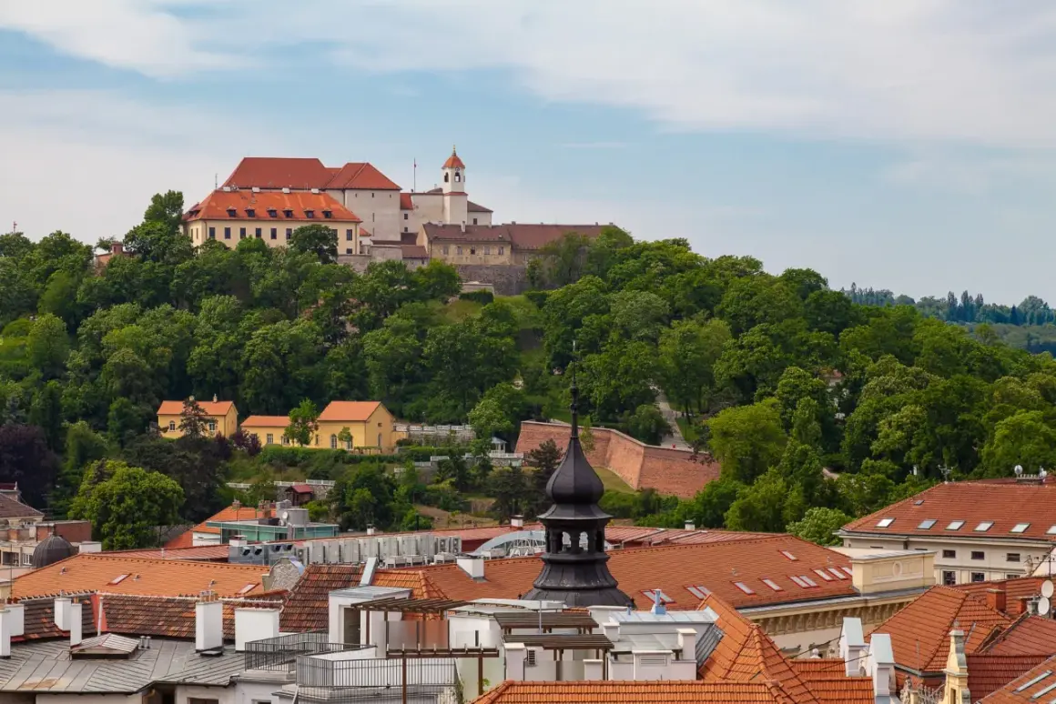 Widok na zamek Špilberk i dachy Brna. Idealne miejsce, by zobaczyć, co w Brnie warto zobaczyć.