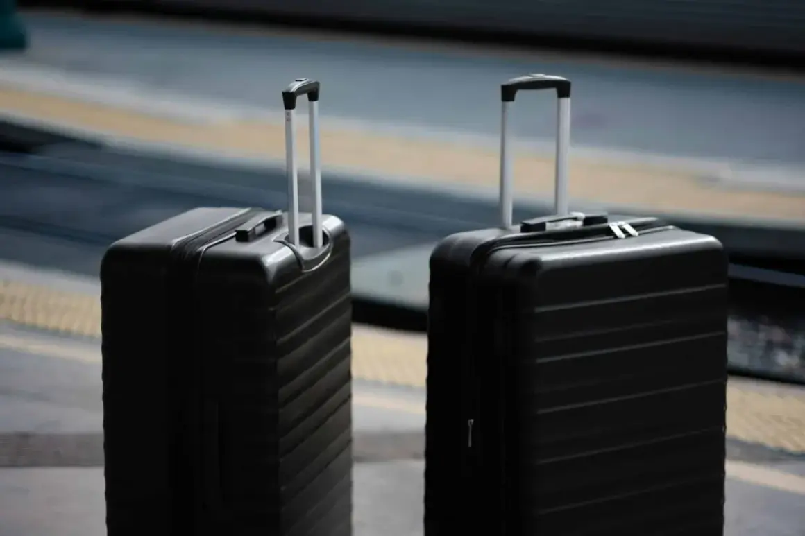 Dwie czarne walizki, idealne na bagaż podręczny Ryanair. Gotowe na podróż!