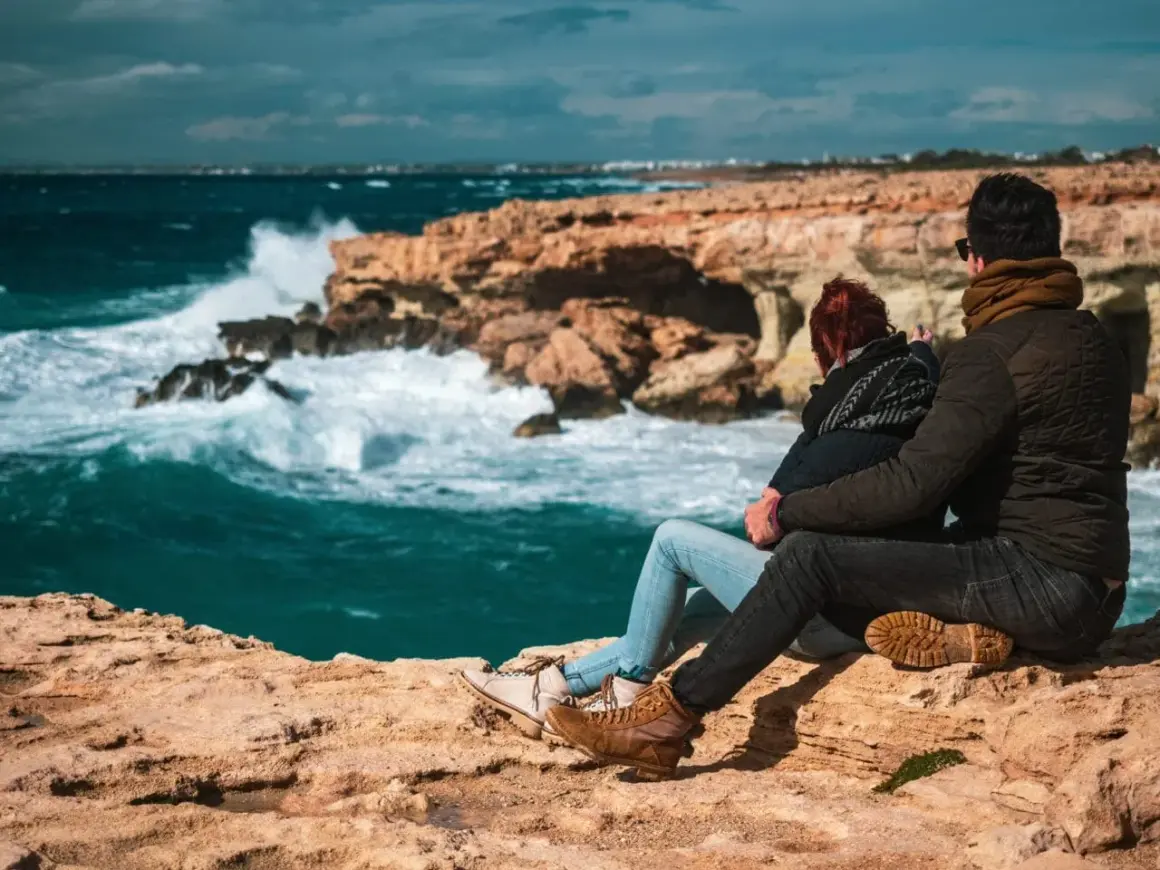 Para w Ayia Napa podziwia burzliwe morze i skaliste wybrzeże. Niezapomniane widoki i atrakcje czekają!