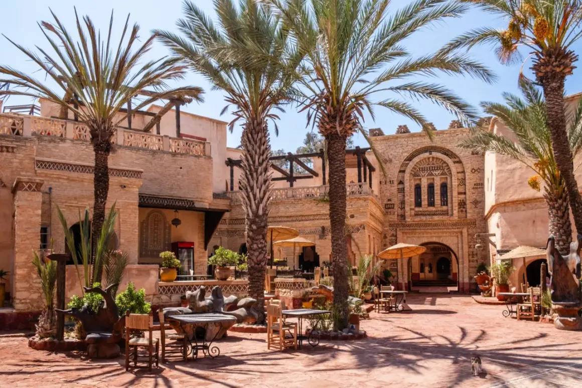 Agadir co zobaczyc: urokliwy dziedziniec z palmami, tradycyjną architekturą i miejscami do siedzenia. Idealne miejsce na relaks.
