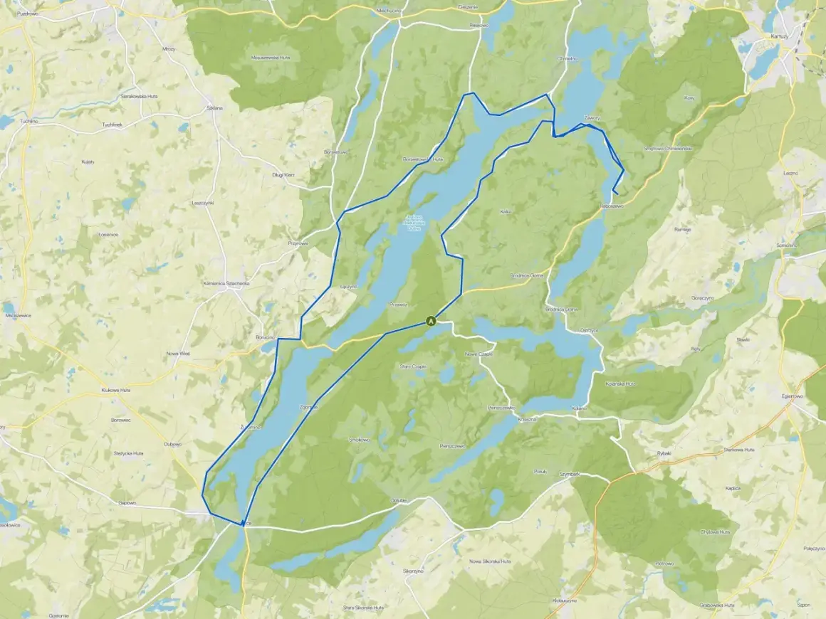 Trasa rowerowa przez malownicze Kaszuby, ukazująca jeziora i wsie. Odkryj kaszubskie atrakcje turystyczne na mapie.
