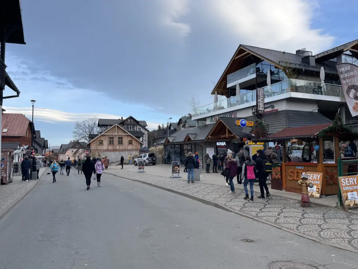 Spacer po Karpaczu, gdzie zjeść? Widać kawiarnie, restauracje i stoiska z serami góralskimi.