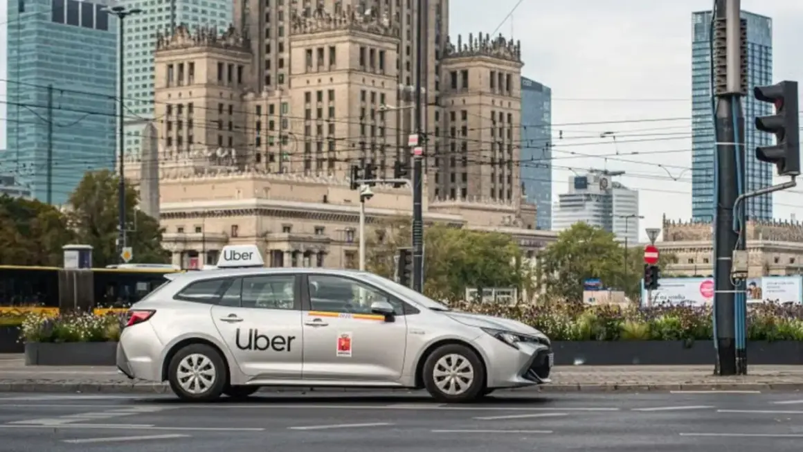 Srebrny samochód Uber na tle warszawskich wieżowców. Czy to Twój pierwszy raz z Uberem?