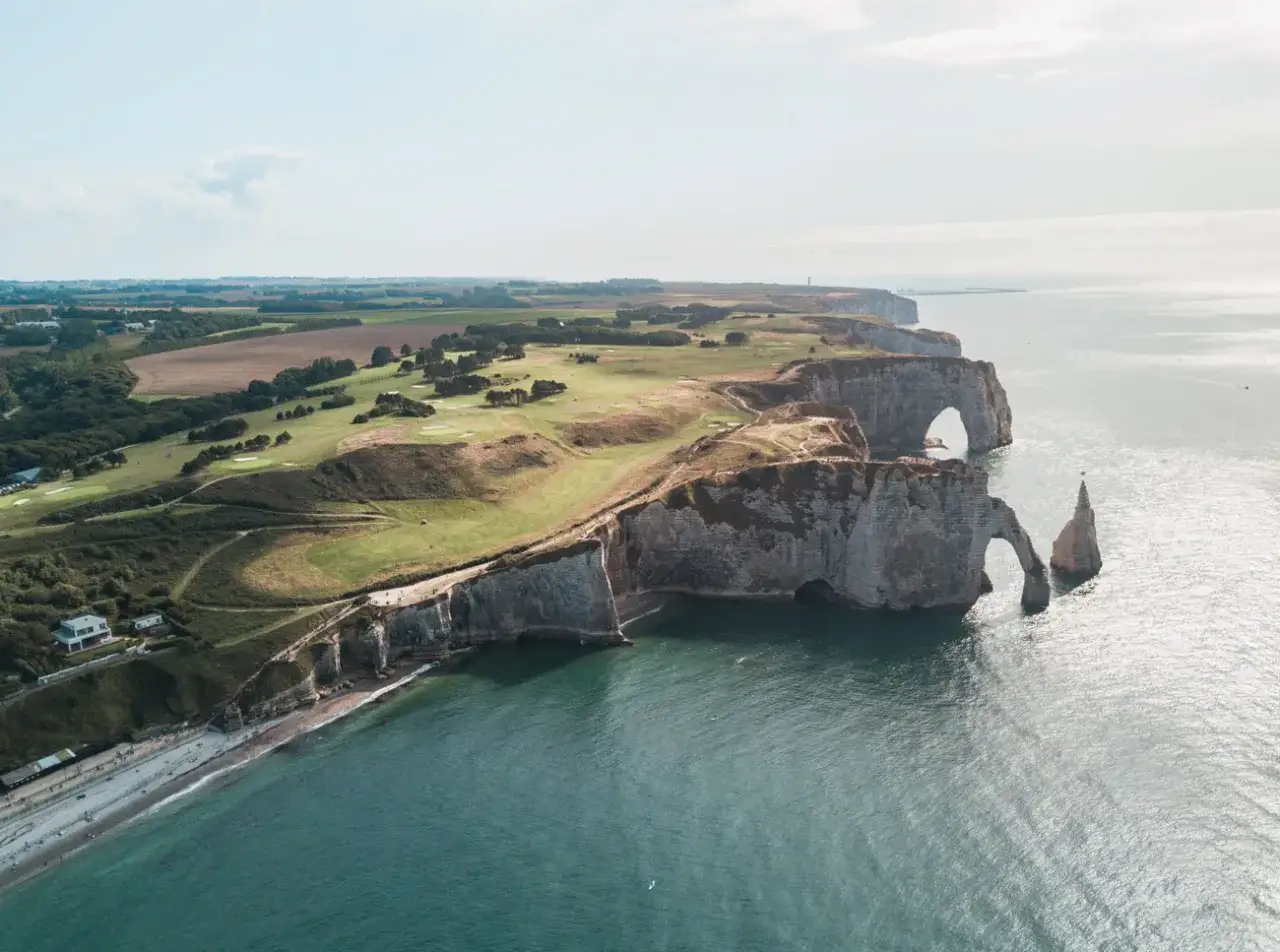 Klify w Etretat, Francja. Niezwykłe formacje skalne i łuki w morzu, idealne miejsce, by zobaczyć, co warto zobaczyć we Francji.
