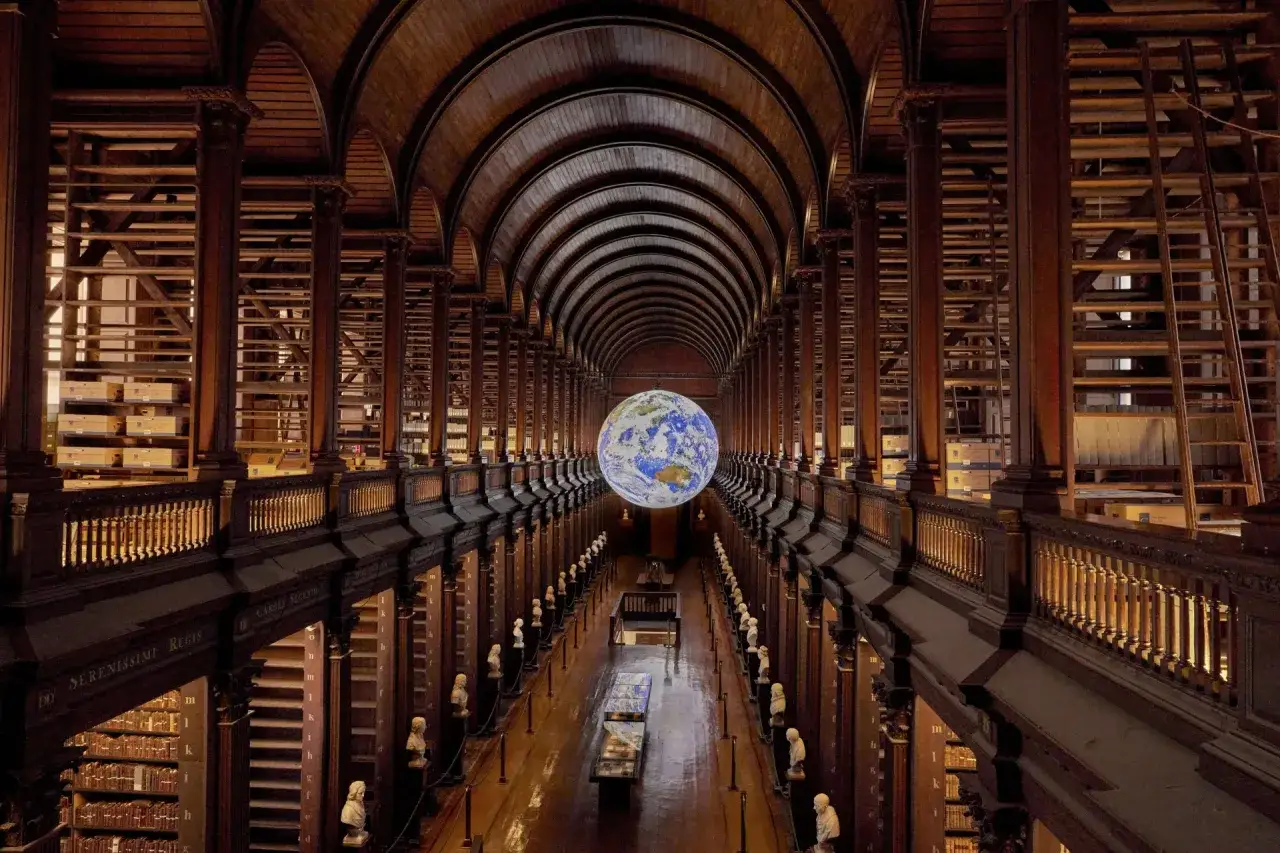 Wielka Sala Biblioteki Trinity College w Dublinie, gdzie można zobaczyć wiszącą kulę ziemską. Niezwykłe miejsce, które warto zobaczyć!