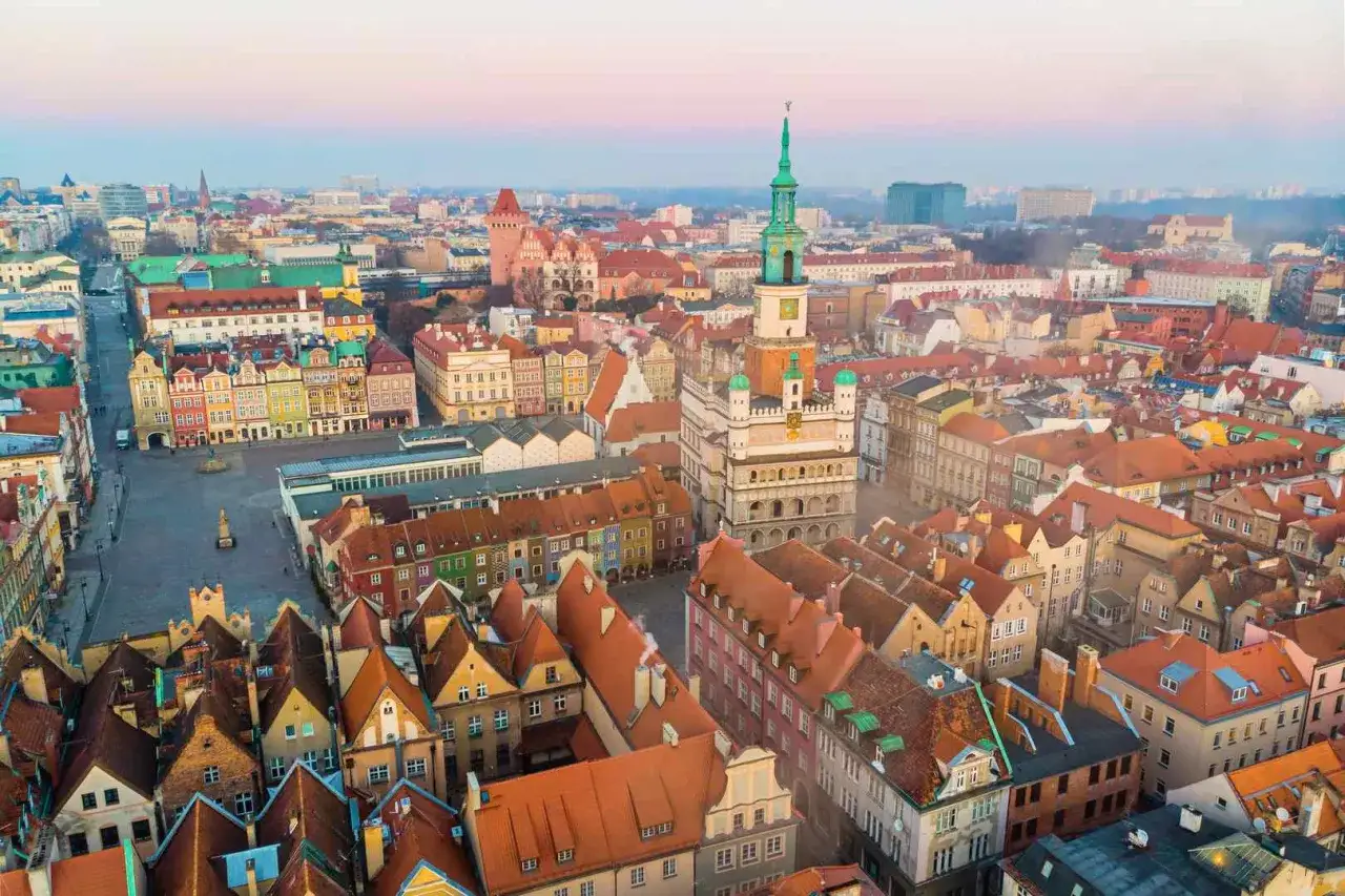 Widok na Rynek w Poznaniu, gdzie zobaczyć można kolorowe kamienice i ratusz. Idealne miejsce na spacer i odkrywanie uroków miasta.