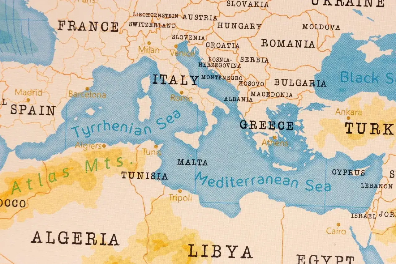 Mapa Morza Śródziemnego. Malta, wyspa do kogo należy? Jest częścią Republiki Malty, położonej między Włochami a Libią.
