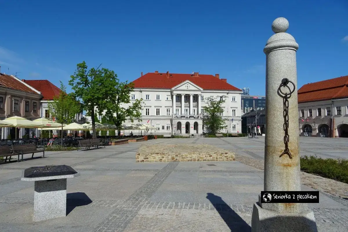 Rynek w Kielcach z ratuszem i kamiennymi kolumnami. Wspaniałe kielce atrakcje turystyczne, idealne na spacer.