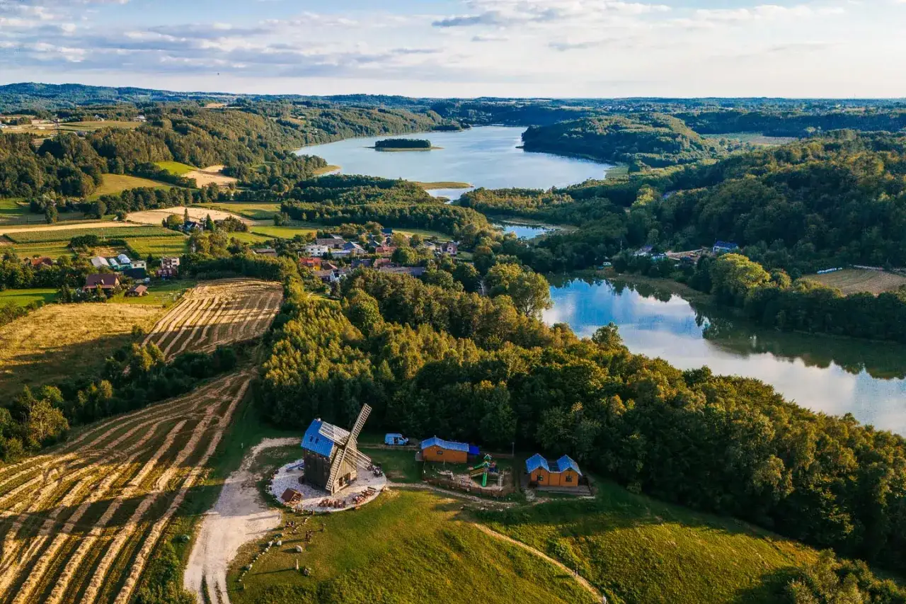 Kaszuby atrakcje turystyczne: wiatrak, jeziora i zielone wzgórza tworzą malowniczy krajobraz. Idealne miejsce na wypoczynek.