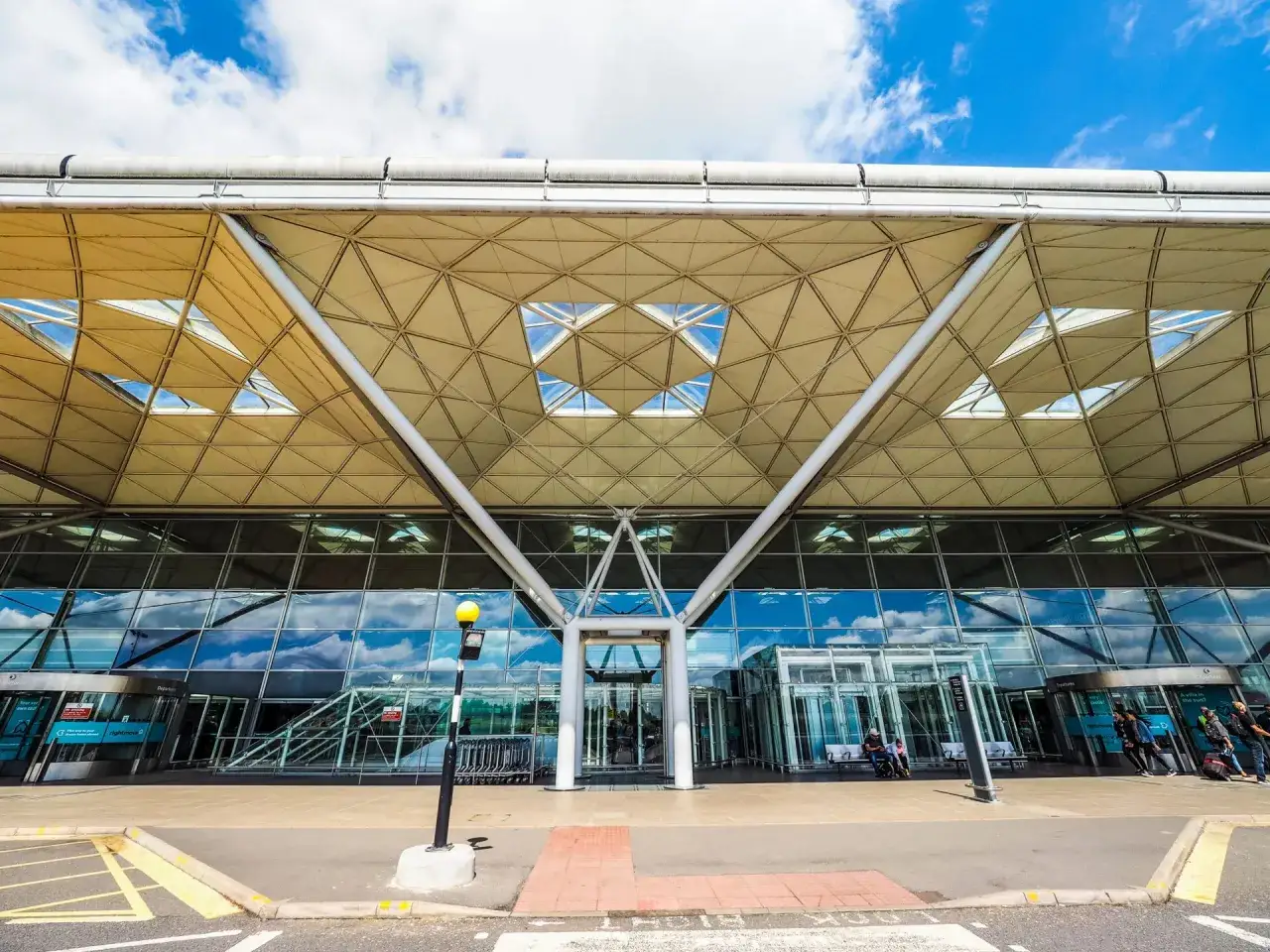 Lotnisko Stansted z nowoczesną, geometryczną konstrukcją dachu. Szukasz sposobu, jak najtaniej dojechać z lotniska Stansted do Londynu?