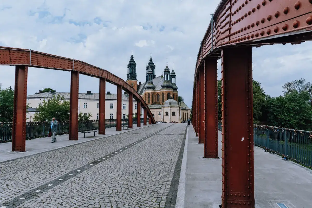 Most pięknych widoków, co zobaczyć w Poznaniu: katedra na Ostrowie Tumskim i czerwony most.