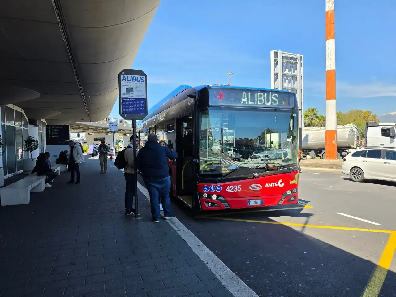 Autobus Alibus na lotnisku w Katanii, gotowy do odwiezienia pasażerów do centrum.