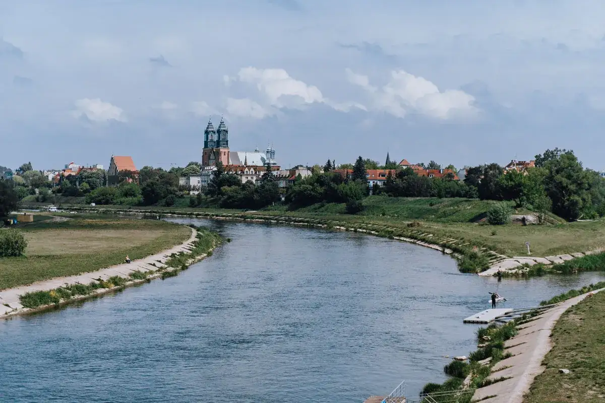 Rzeka Warta w Poznaniu, z katedrą na Ostrowie Tumskim w tle. Idealne miejsce, by zobaczyć, co zobaczyć w Poznaniu i odpocząć.