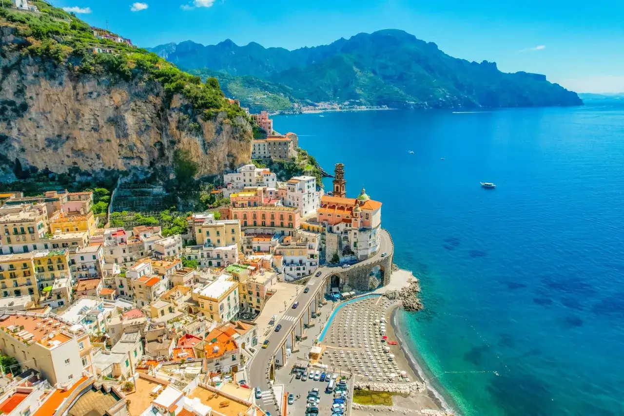 Amalfi: kolorowe domy na klifie, błękitne morze i góry. Idealne miejsce, by zobaczyć włoskie piękno.