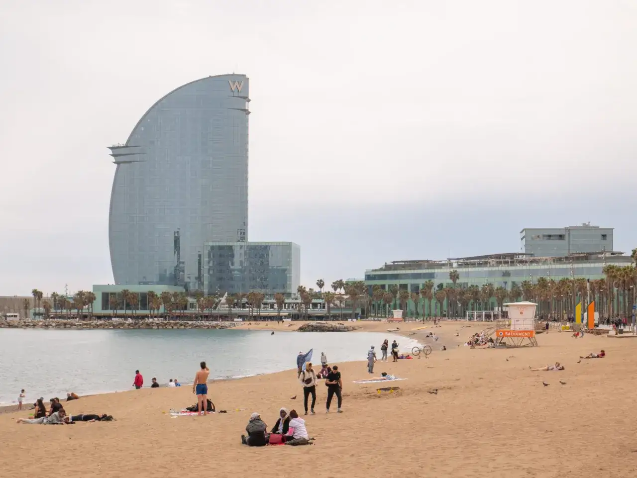 Plaża w Barcelonie z hotelem W. Idealne miejsce, by zobaczyć, jak miasto łączy nowoczesność z wypoczynkiem nad morzem.
