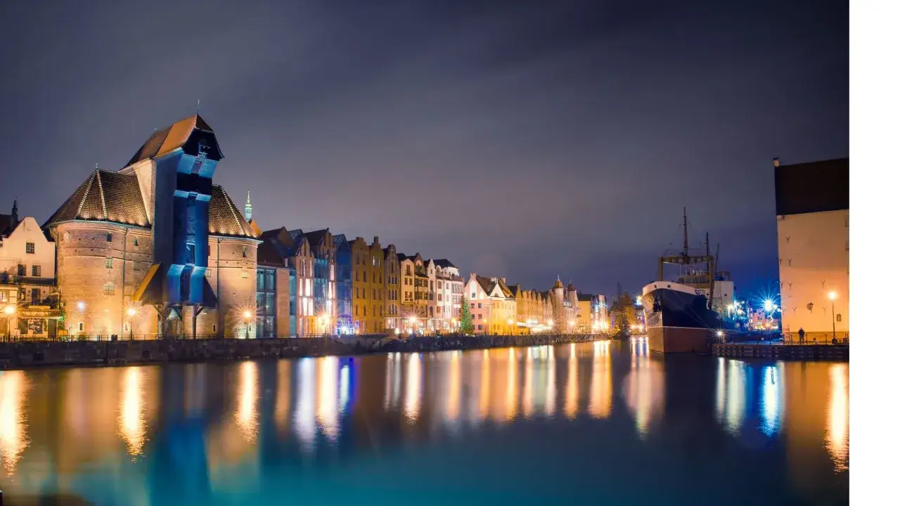 Nocny Gdańsk zachwyca! Żuraw, zabytkowe kamienice i statki odbijające się w wodzie to coś ciekawego w Gdańsku.