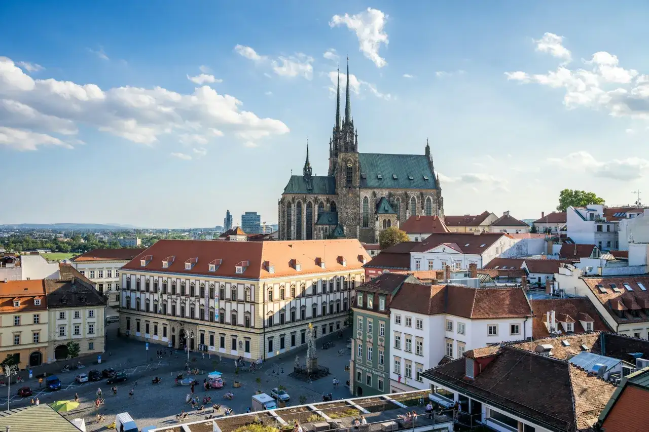 Widok na katedrę św. Piotra i Pawła oraz plac Wolności w Brnie. Idealne miejsce, by zobaczyć, co w Brnie warto zobaczyć.