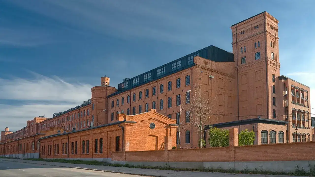 Imponujący kompleks ceglanych budynków fabrycznych, idealny punkt na liście 