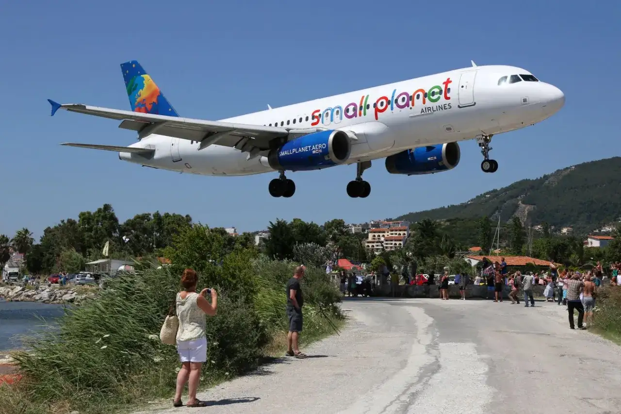 Samolot Small Planet Airlines nisko nad ziemią, ludzie obserwują lądowanie. Czy to jedno z najniebezpieczniejszych lotnisk w Europie?