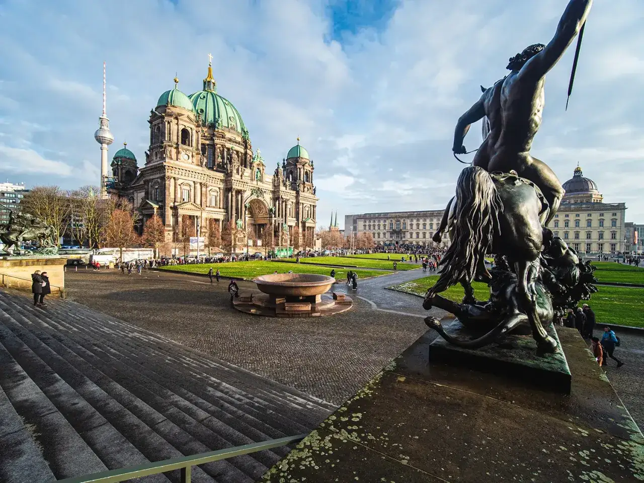 Pomnik i Katedra Berlińska – to miejsca, które warto zobaczyć w Berlinie. W tle wieża telewizyjna.